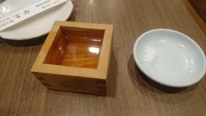 優勝祝いの日本酒と塩