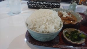 ナニコレ食堂まんが日本昔話のような大盛りご飯